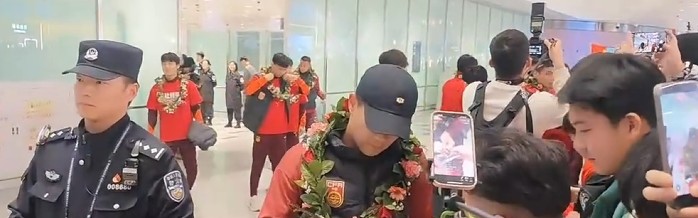 星空体育官方入口-U23国足载誉而归！上千球迷接机，李昊最受欢迎，球迷兴奋欢呼